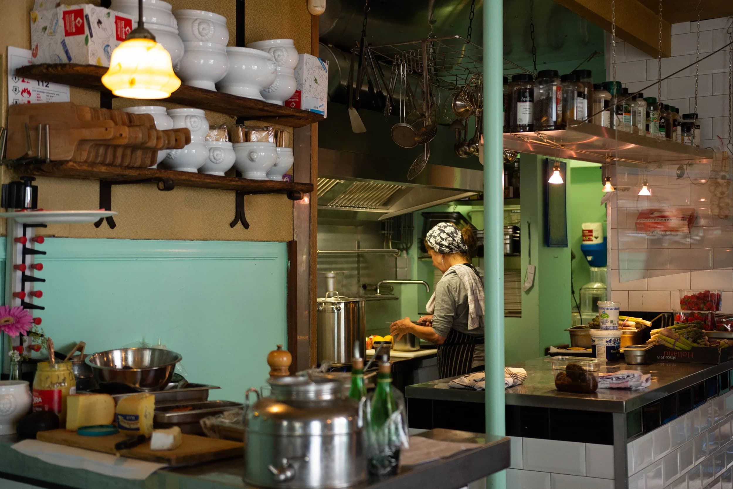 Kok aan het werk in de keuken