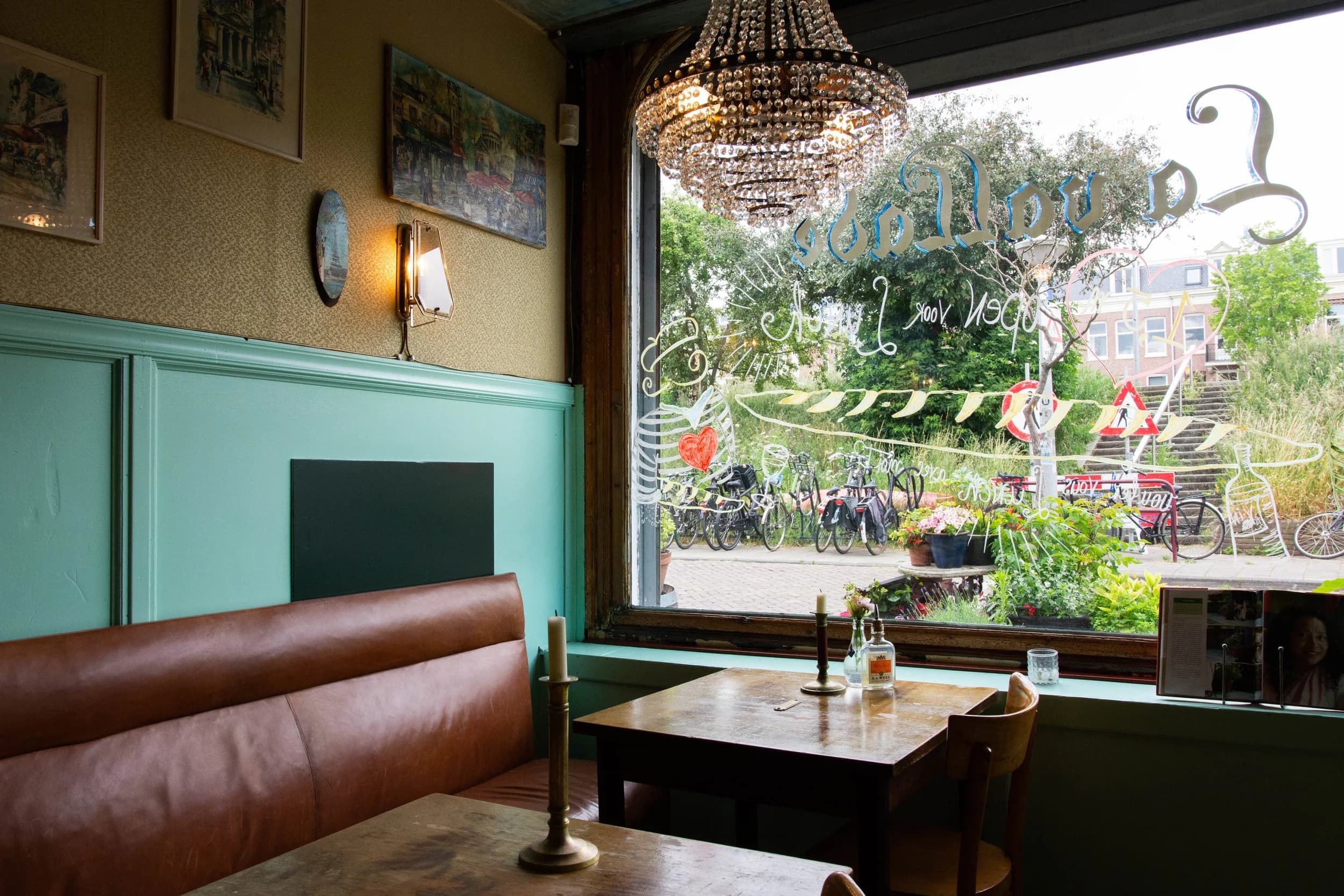 Interieur van het restaurant met uitzicht op het raam