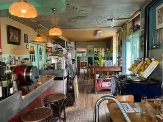 Klassieke bar met koffiemachine en houten details