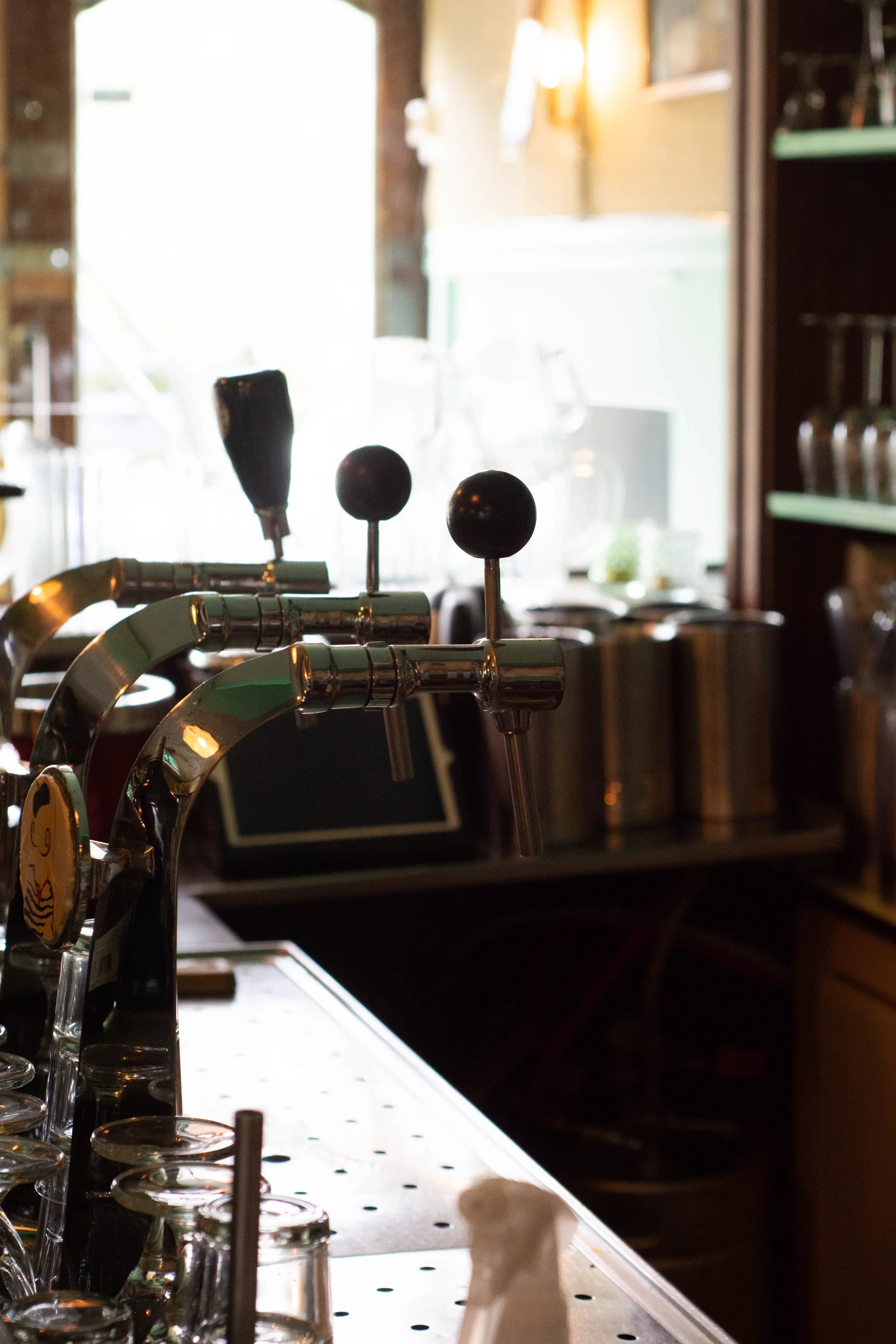 Bierkranen en tap op de bar